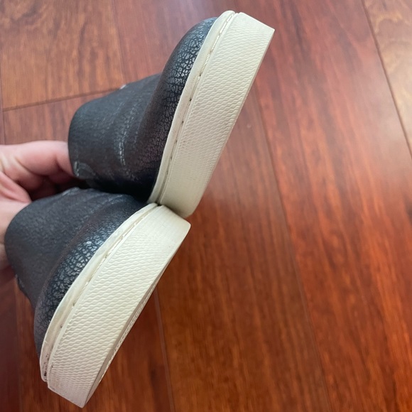 Frye Ivy Slip On Sneakers in Pewter Metallic Silver Size 7 - Picture 4 of 8